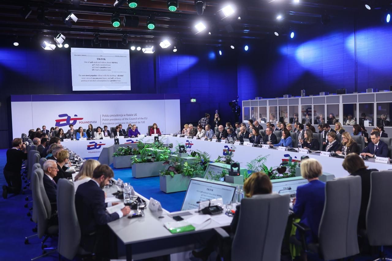 https://moz.gov.ua/img/53f542fa-23f2-4551-a2c8-20e1246aedcd/-whatsapp-2025-03-25-154611-35980b55.jpg?fm=jpg&q=80&fit=max&crop=1280%2C853%2C0%2C0