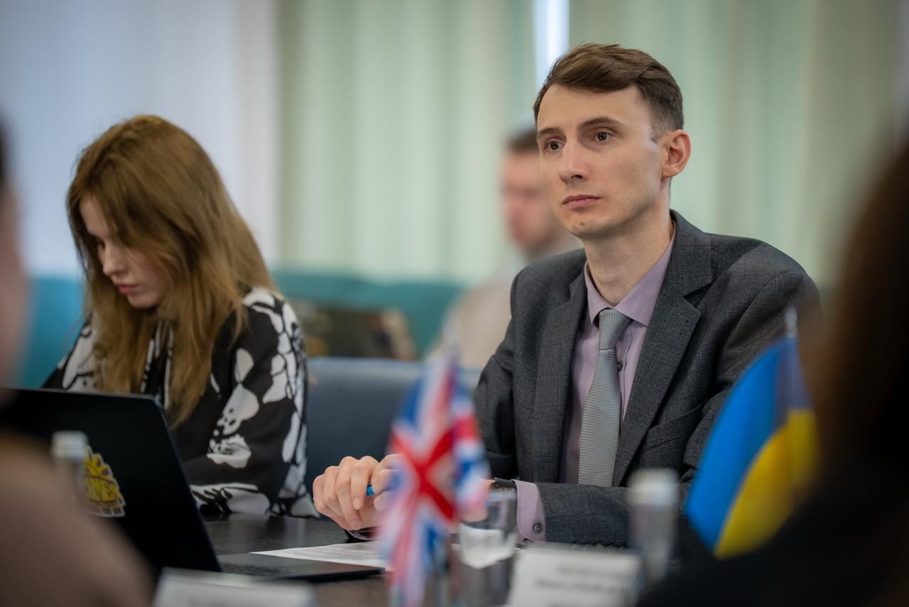 https://moz.gov.ua/img/597a3bc4-4432-45ed-b960-f4a0f80fa980/-whatsapp-2025-11-11-161840-9ddabe52.jpg?fm=jpg&q=80&fit=max&crop=1280%2C855%2C0%2C0