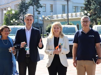 ЮНІСЕФ надає  Україні 30 автомобілів для транспортування вакцин та понад 1,5 мільйона доз різних вакцин